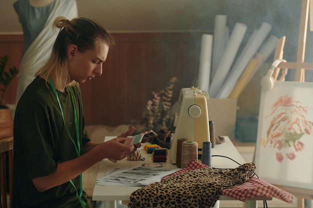 Detail výšivky na oblečení